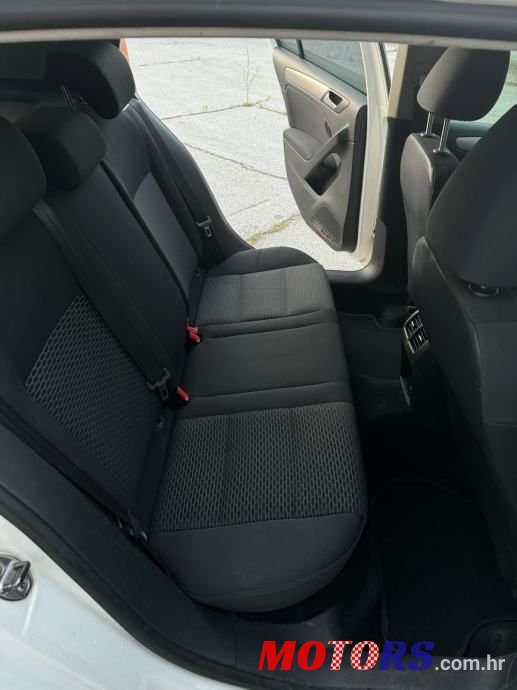 2010' Volkswagen Golf VI 1,6 Tdi photo #3