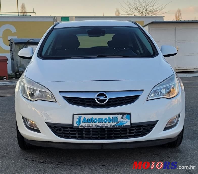 2011' Opel Astra Karavan photo #2