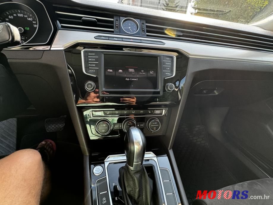 2015' Volkswagen Passat Variant photo #3