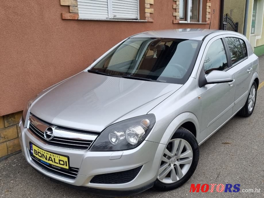 2009' Opel Astra Sport photo #1