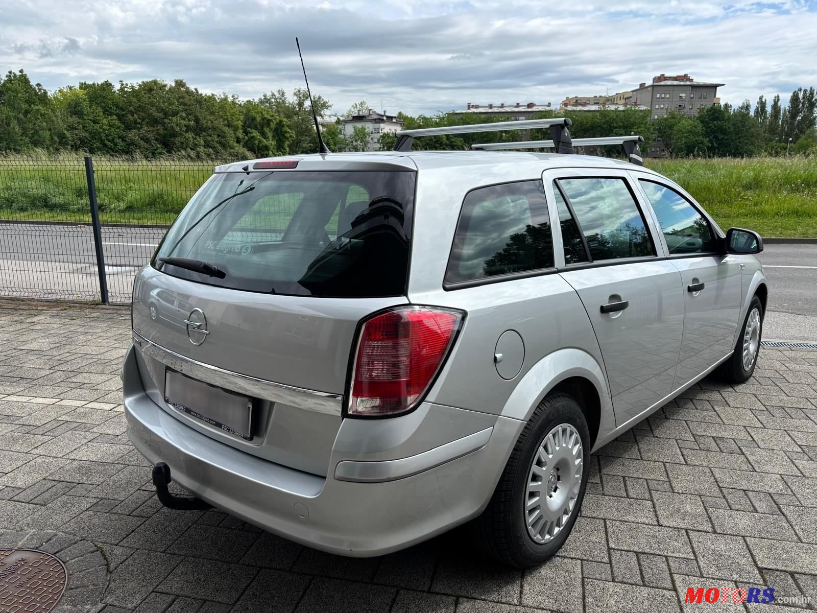2010' Opel Astra Karavan photo #5