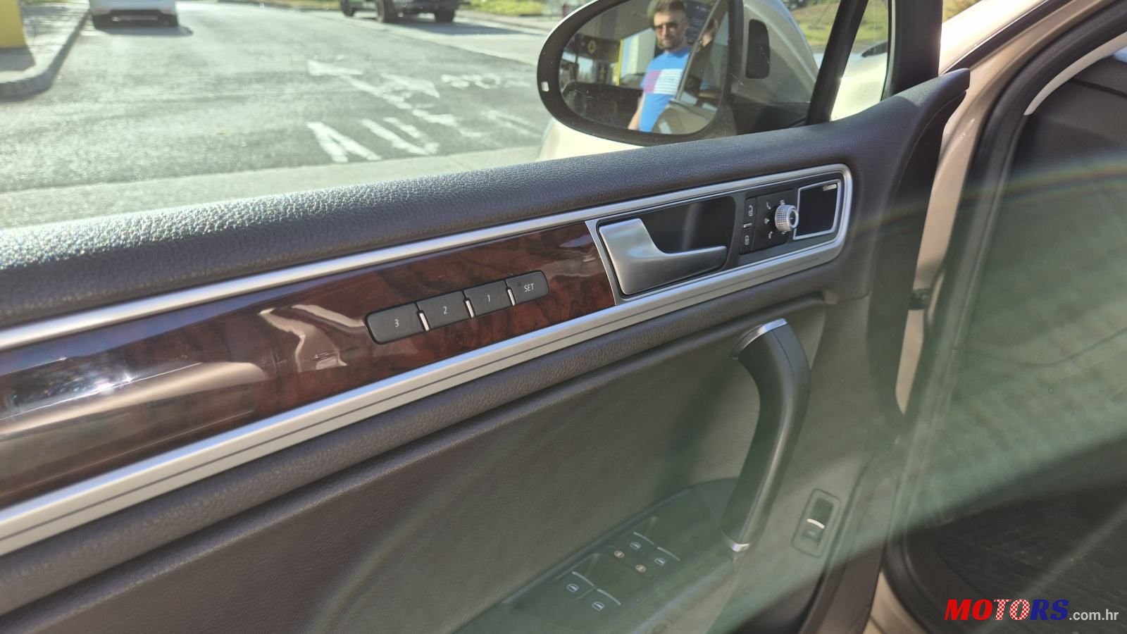 2015' Volkswagen Touareg photo #2