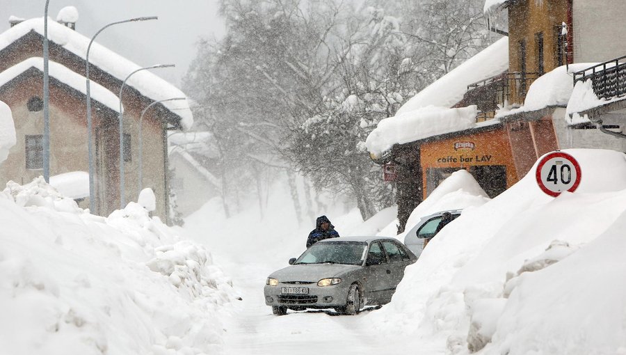 Zbog ledene kiše zatvorene ceste u Lici, naselja ostala bez struje