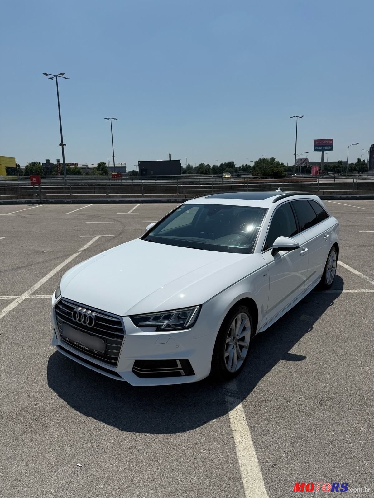 2016' Audi A4 Avant photo #2