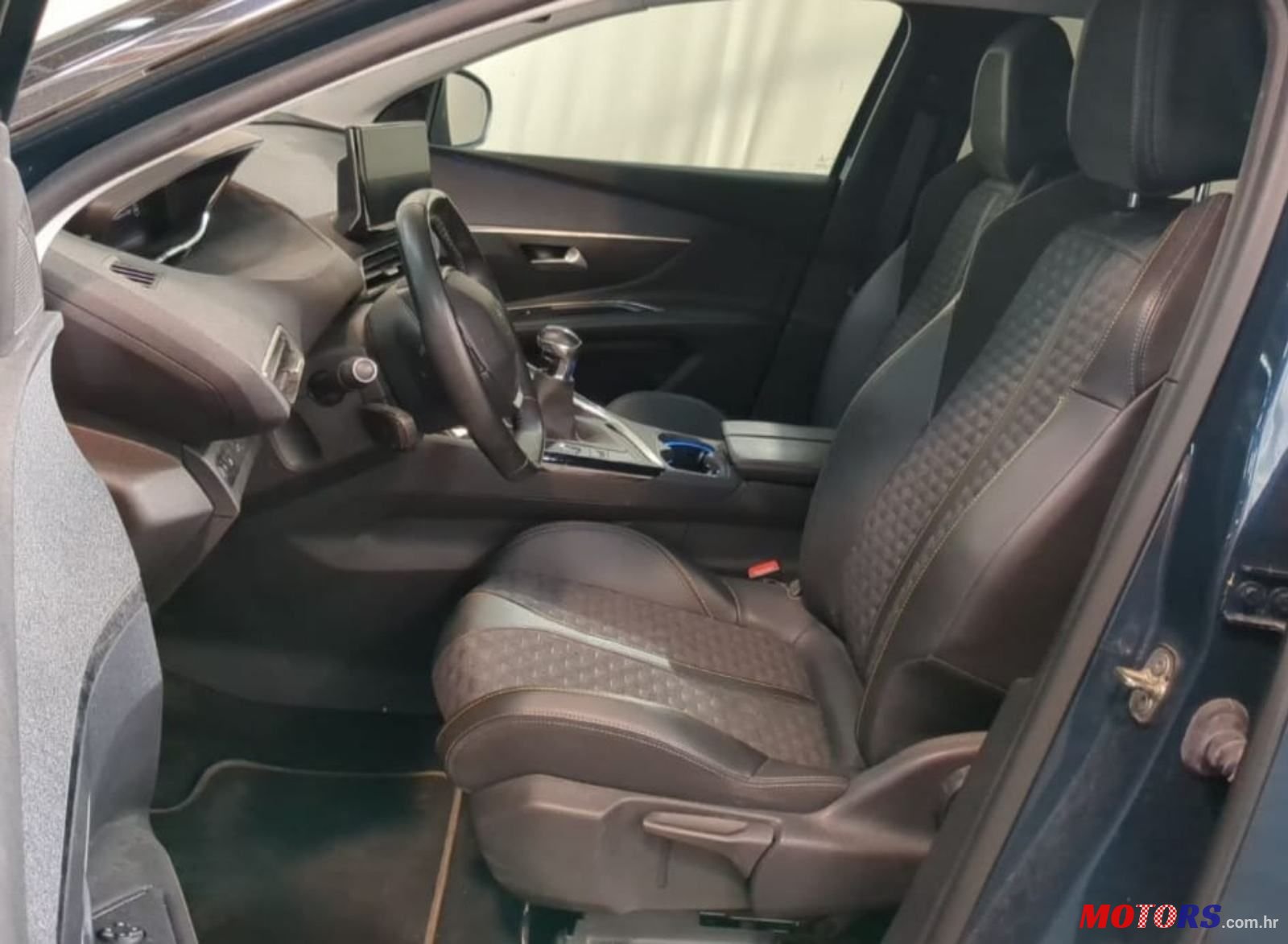 2021' Peugeot 3008 1,2 photo #6