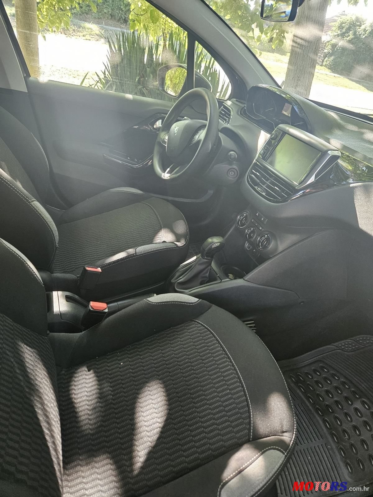 2015' Peugeot 208 1,2 Vti photo #2