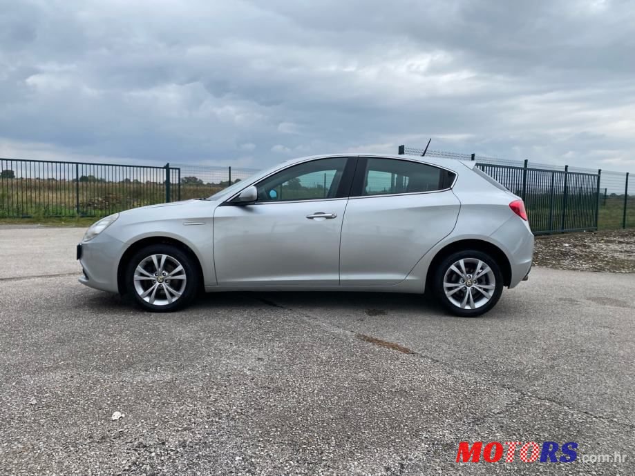 2011' Alfa Romeo Giulietta photo #2