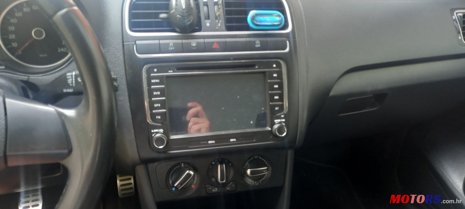 2011' Volkswagen Polo photo #1