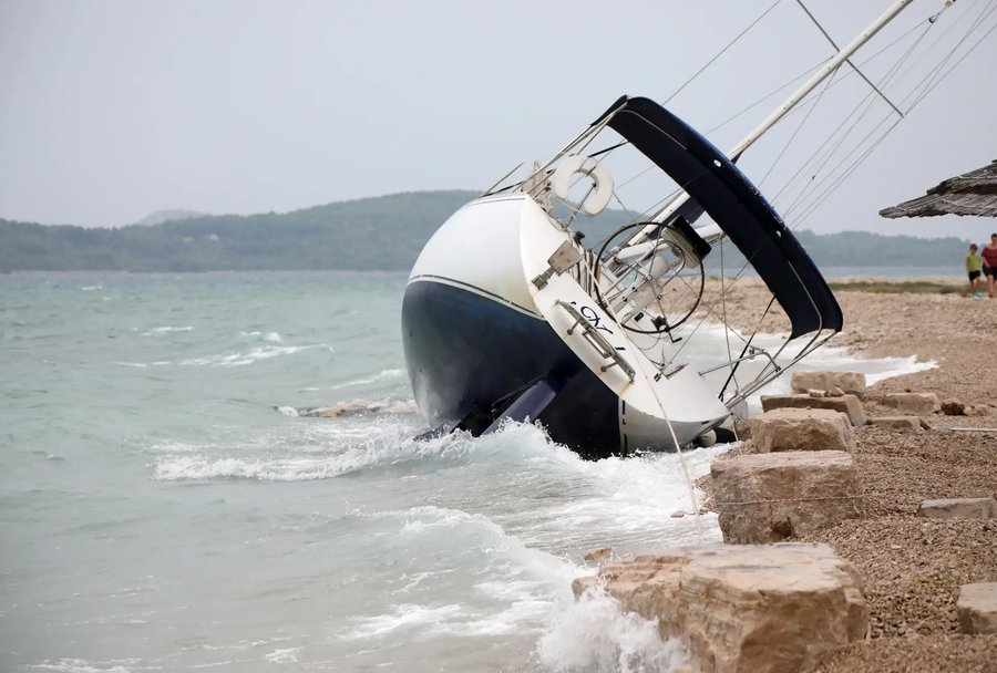 Jugo izbacuje brodice na obalu, DHMZ upozorio na olujna nevremena: Idu prema Splitu