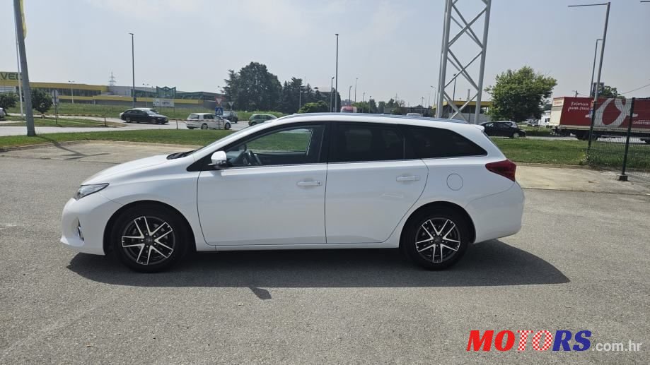 2015' Toyota Auris Karavan photo #5