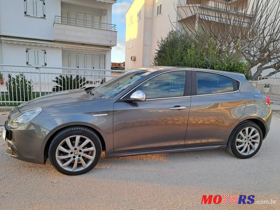 2013' Alfa Romeo Giulietta photo #4