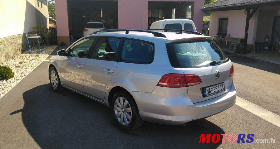 2011' Volkswagen Passat Variant photo #2