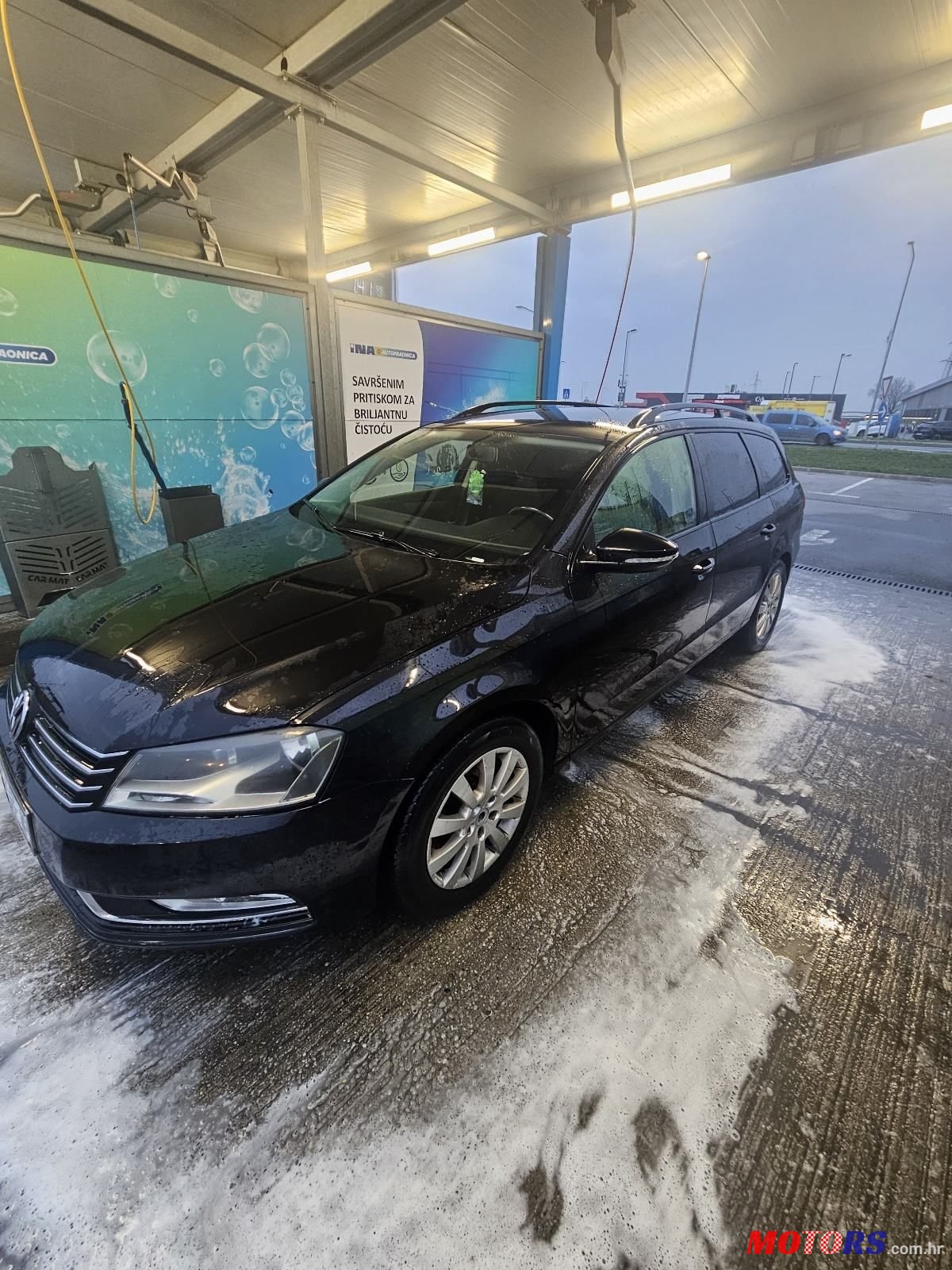 2011' Volkswagen Passat Variant photo #2