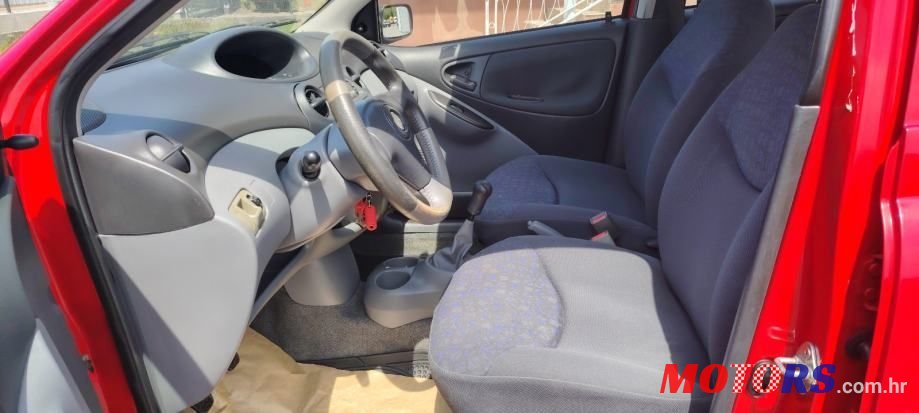 2002' Toyota Yaris 1,0 Vvt-I photo #4