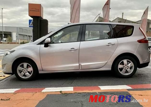 2011' Renault Scenic photo #2