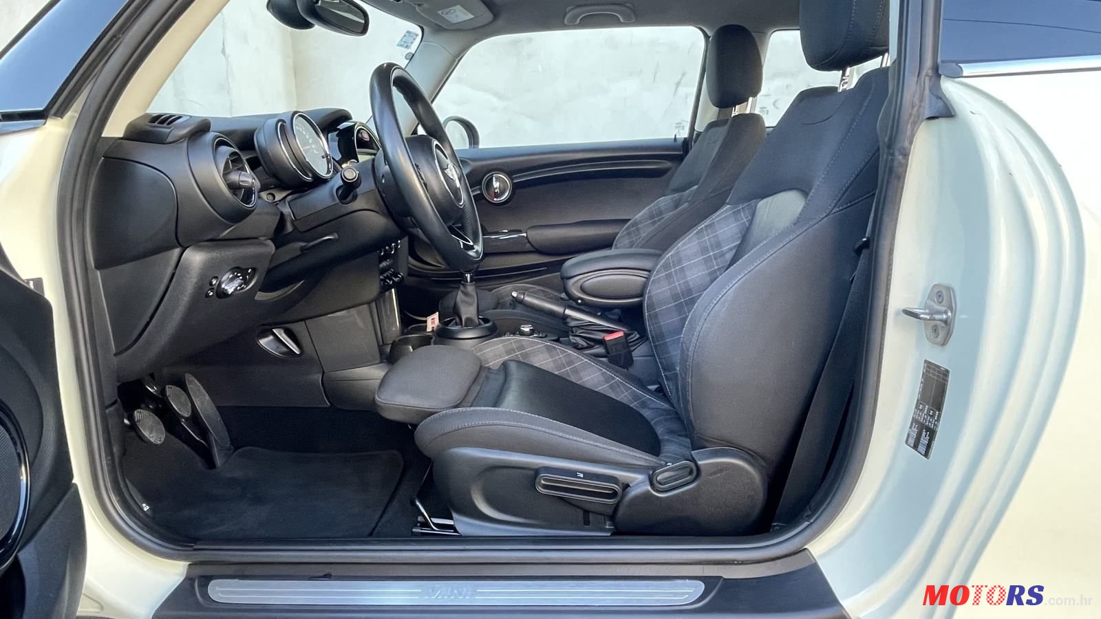 2018' MINI Cooper D photo #4