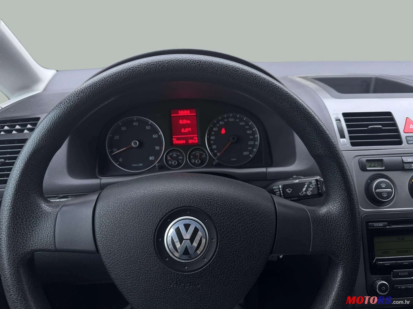 2010' Volkswagen Touran photo #6