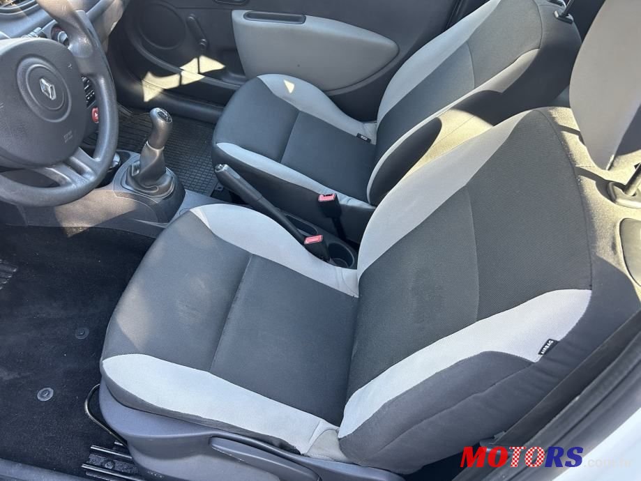 2010' Renault Clio photo #6