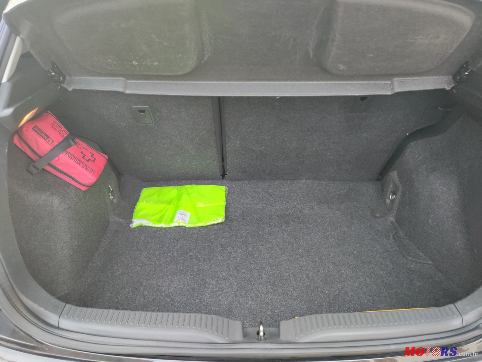 2011' Toyota Auris photo #5