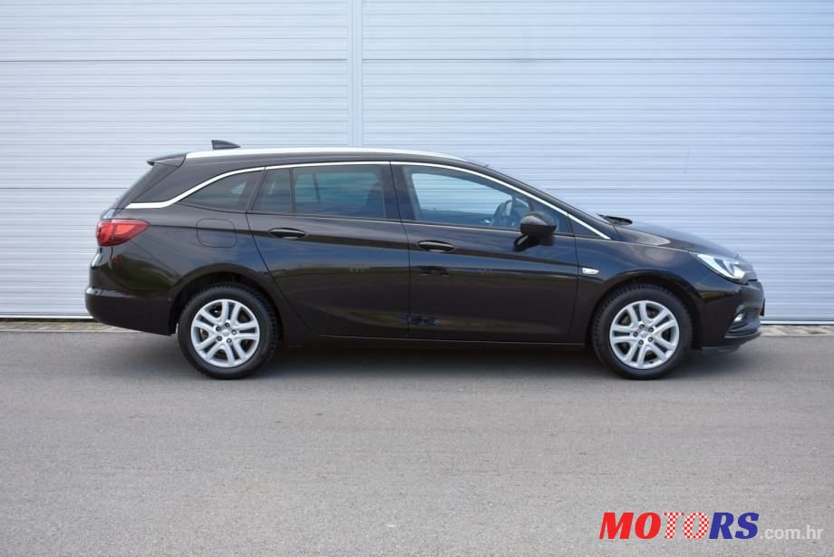 2017' Opel Astra Karavan photo #2