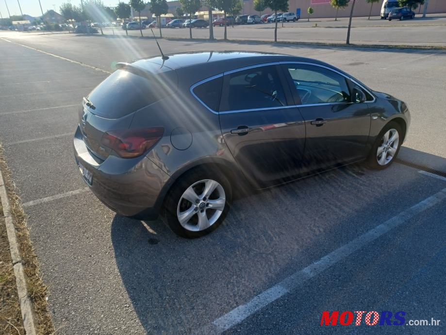 2010' Opel Astra Sport photo #2