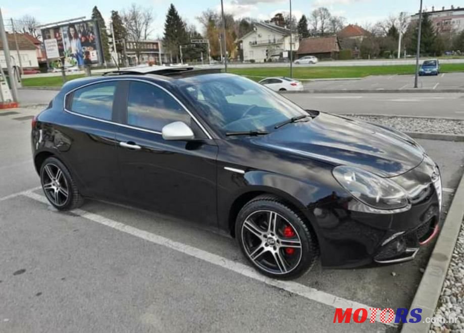 2011' Alfa Romeo Giulietta photo #2