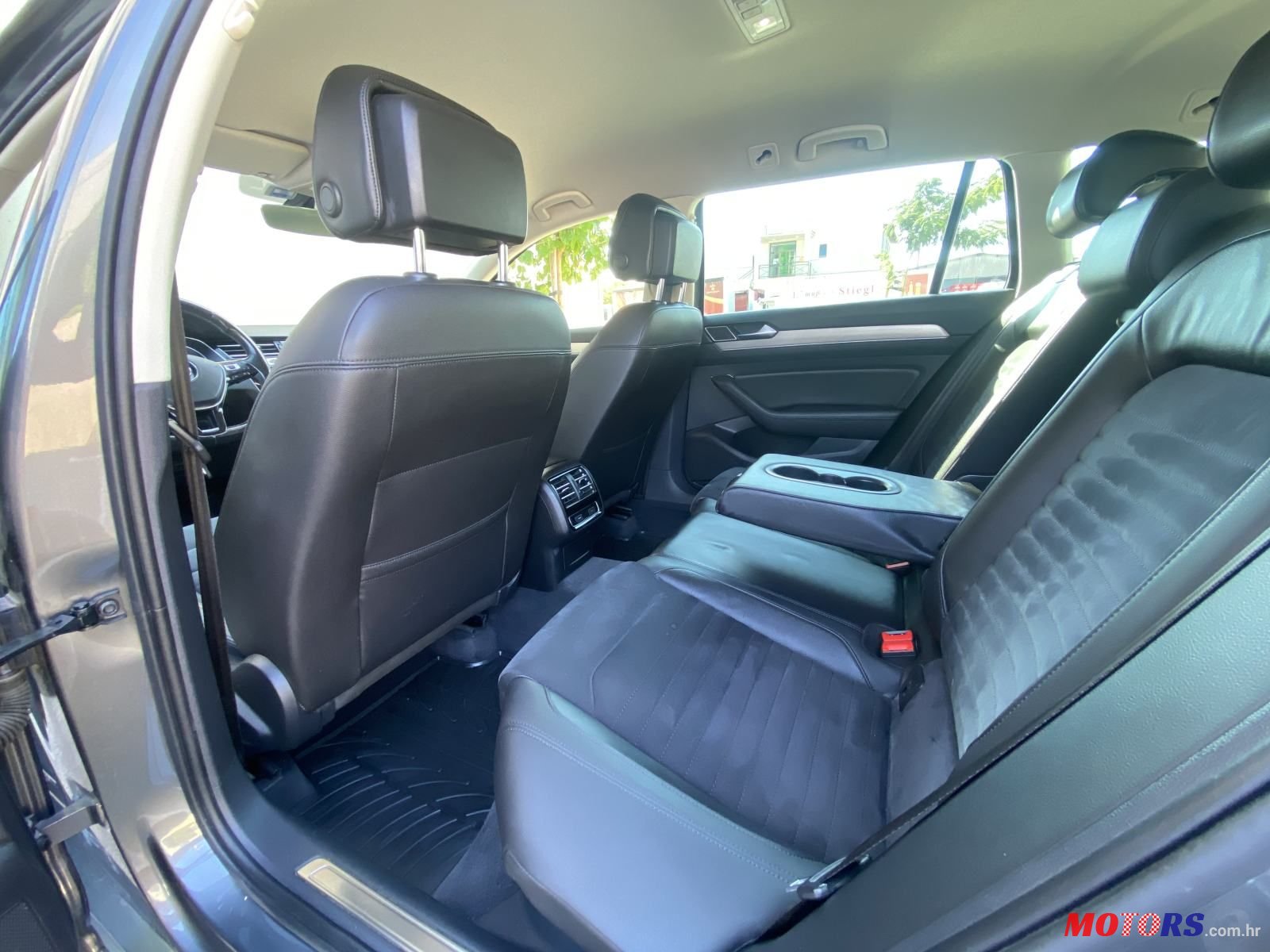 2017' Volkswagen Passat Variant photo #5