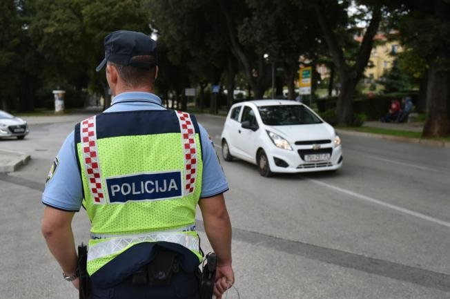 Vozila s lažnim tablicama i bez dozvole, prijeti joj zatvor