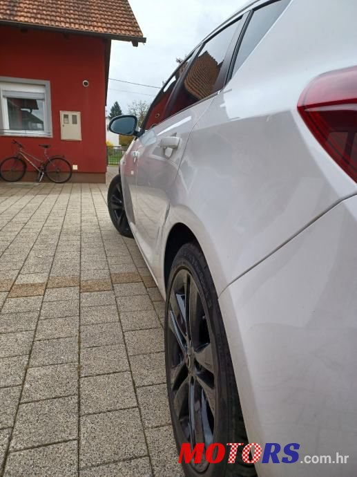 2012' Opel Astra photo #6