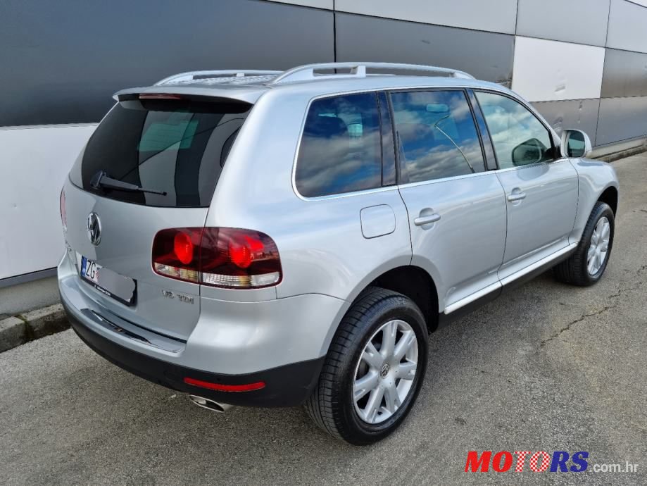 2009' Volkswagen Touareg photo #3