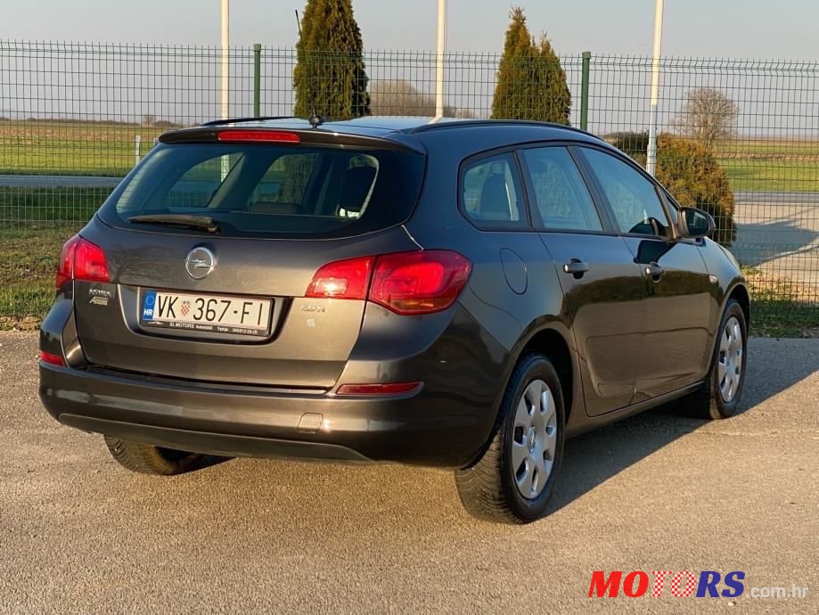 2011' Opel Astra Karavan photo #2