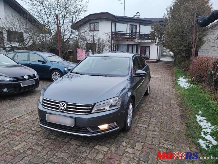 2011' Volkswagen Passat photo #2