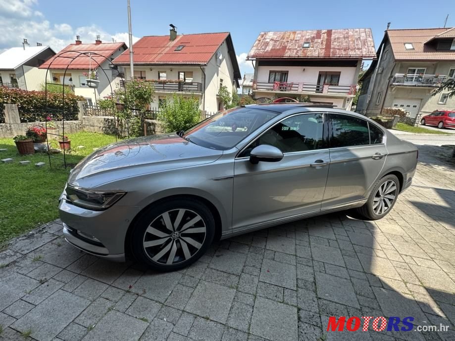 2015' Volkswagen Passat photo #2