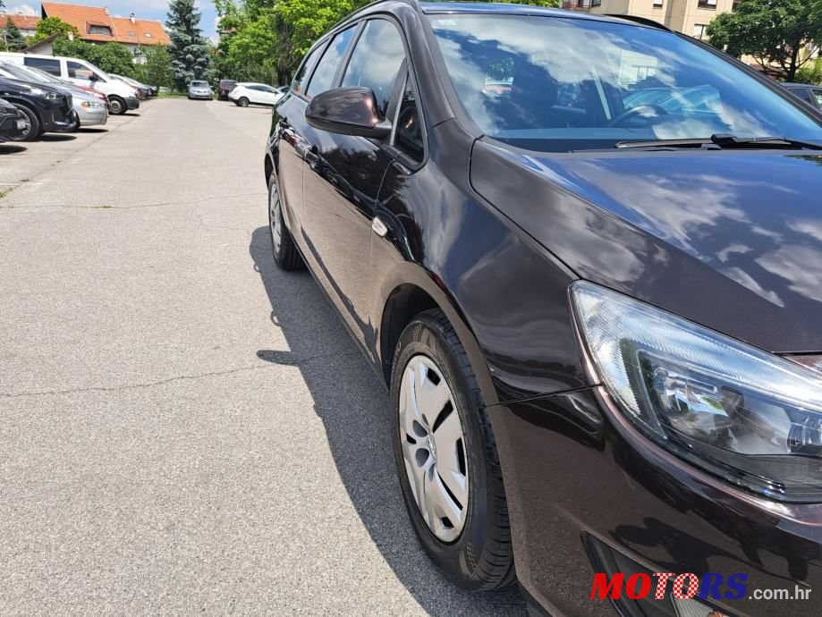 2015' Opel Astra Karavan photo #2