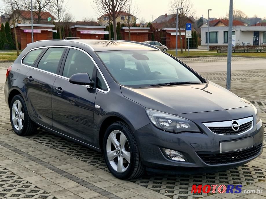 2011' Opel Astra Karavan photo #4