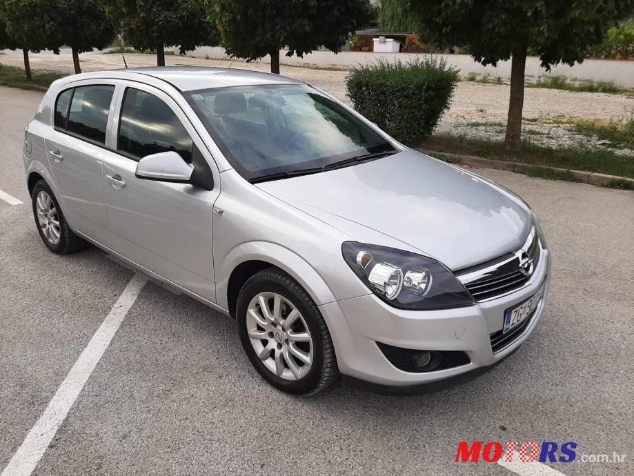 2011' Opel Astra photo #1