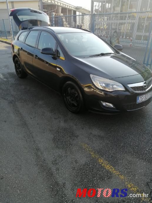 2011' Opel Astra Karavan photo #4