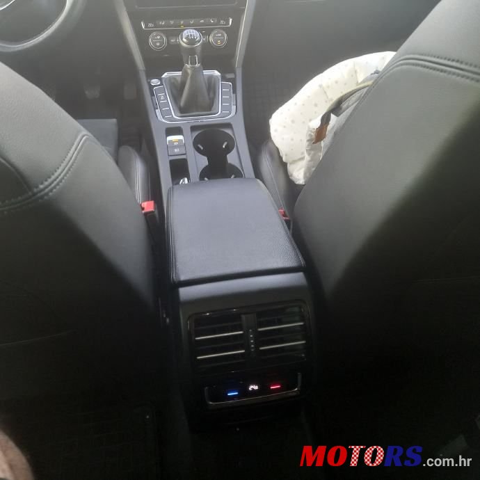 2015' Volkswagen Passat Variant photo #5