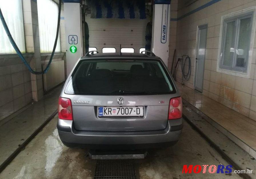 2004' Volkswagen Passat Variant photo #2