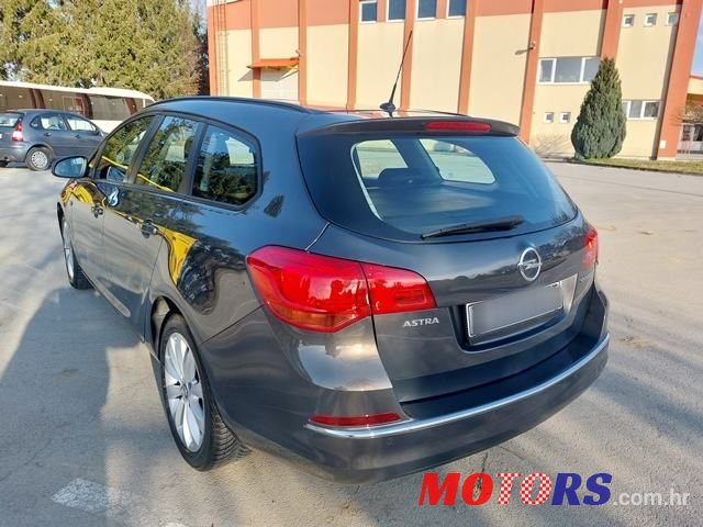 2013' Opel Astra Karavan photo #6