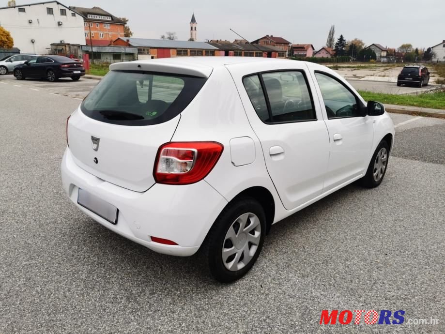 2014' Dacia Sandero photo #5
