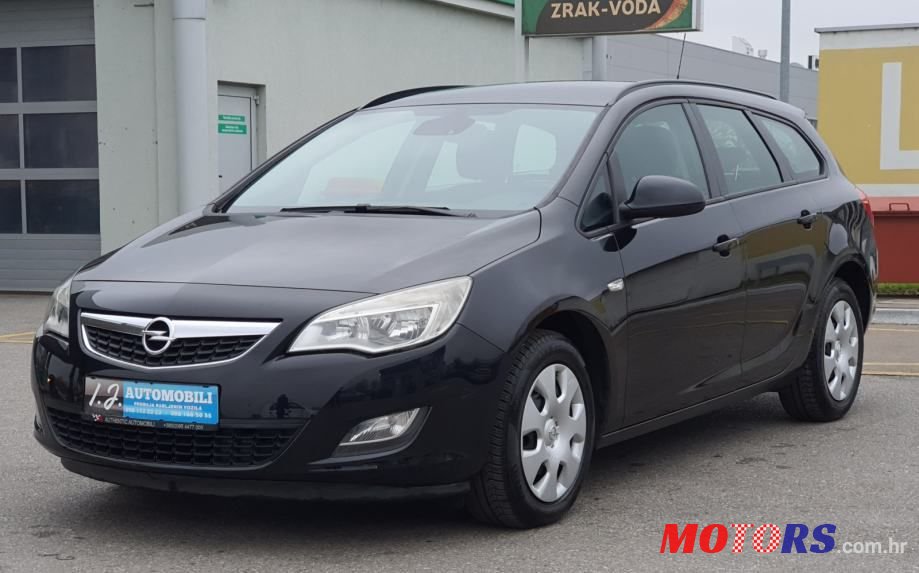 2011' Opel Astra Karavan photo #3