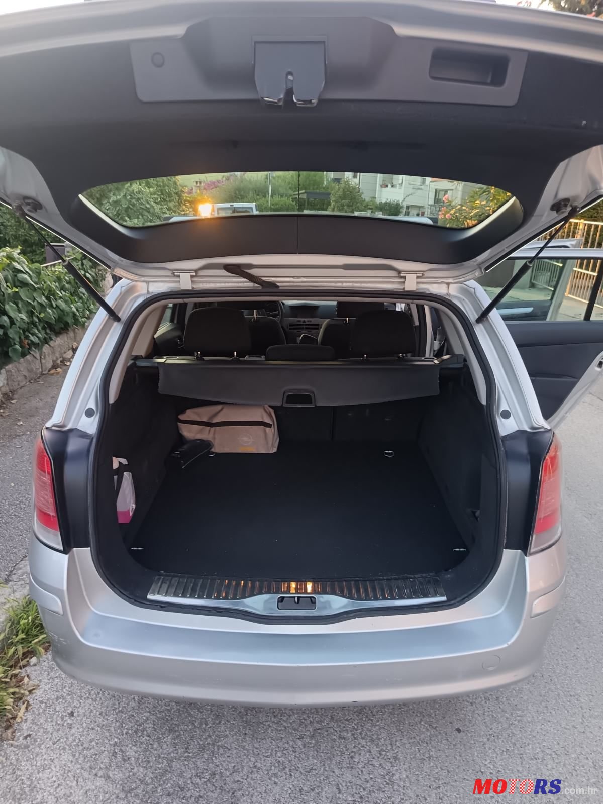 2006' Opel Astra Karavan photo #3