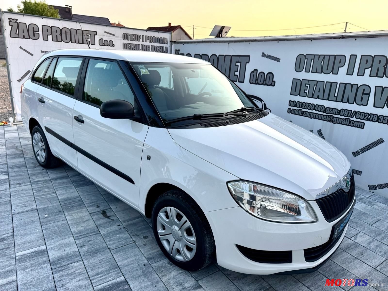 2010' Skoda Fabia Combi photo #2