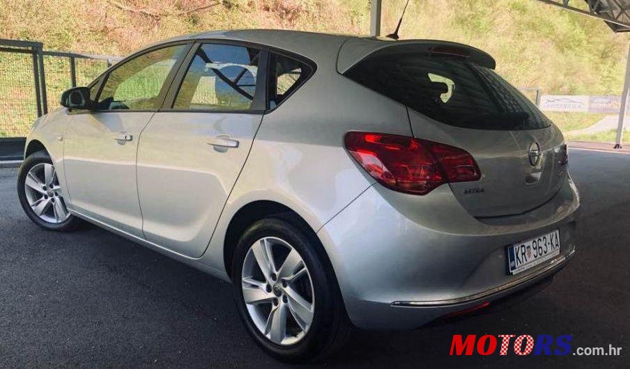 2013' Opel Astra photo #1