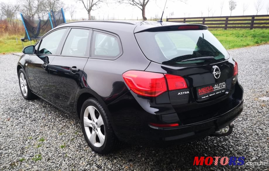 2011' Opel Astra Karavan photo #2