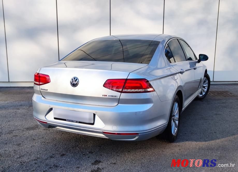 2017' Volkswagen Passat photo #2