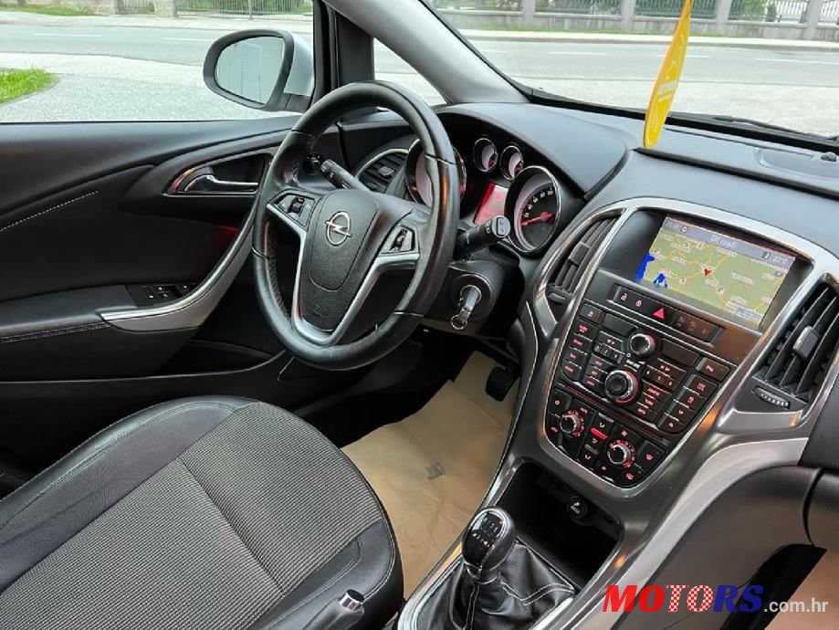 2012' Opel Astra Sport photo #3