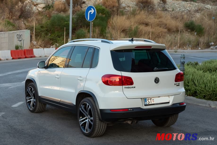 2015' Volkswagen Tiguan photo #2