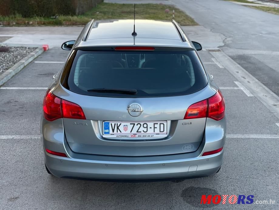 2011' Opel Astra Karavan photo #5